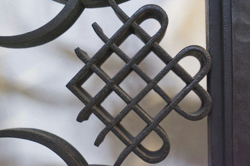 Nahaufnahme eines geschmiedeten Ornaments an einem Metalltor